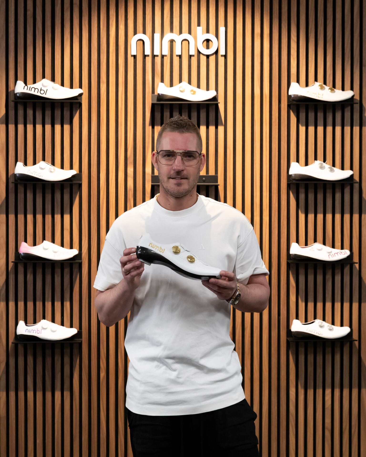 Ingmar Berga im Geschäft an der Nimbl-Wand mit Rennradschuhen