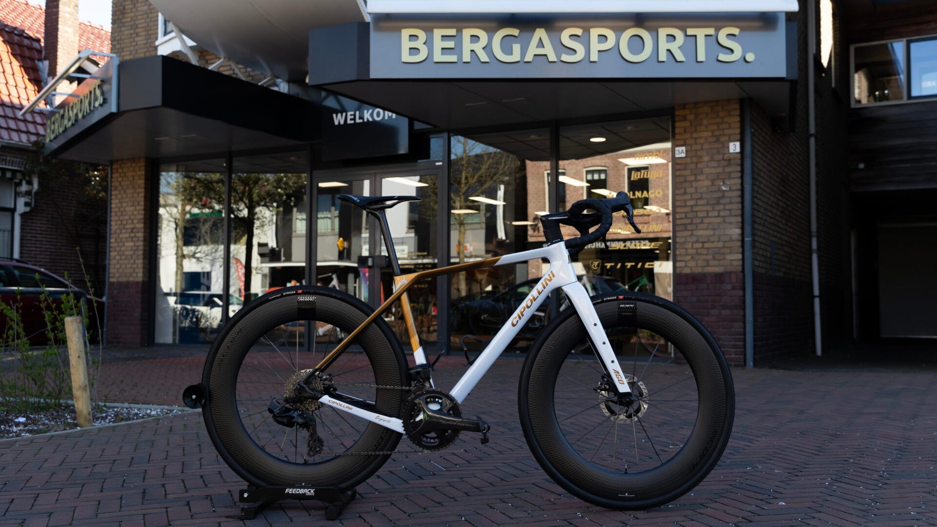 Cipollini Rennrad vor der Fassade von Bergasports in der Julianastraat in Dedemsvaart